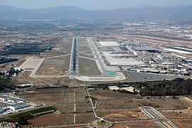 נופים אוויריים במהלך ירידה ונחיתה בשדה התעופה של ליסבון