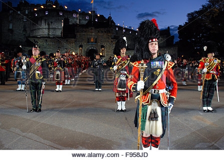 Hadiri di Edinburgh pertunjukan band-band bagpipe dan drum Military Tattoo