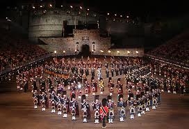 Participe la Edinburgh la spectacolul benzilor de trupe și tobe militare Tattoo