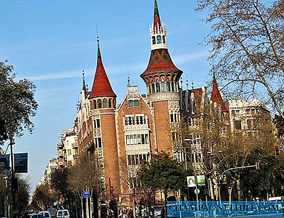 बार्सिलोना - यह आधुनिकतावादी कासा टेराडेस या कासा डे लेस पुंकेस है