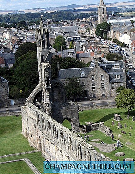 Runtuhan indah katedral dan padang golf bersejarah St Andrews di Scotland