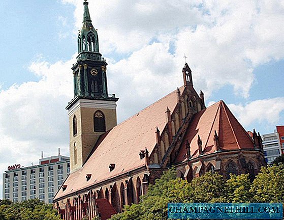 Berlin - Marienkirche, große gotische Kirche am Alexanderplatz