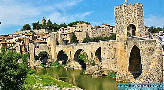 Machen Sie einen Spaziergang entlang der berühmten Brücke und der mittelalterlichen Stadt an der Costa Brava in Besalú