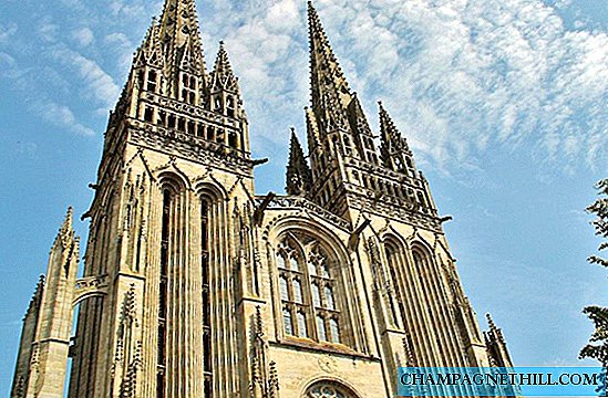 Bretanha - Esta é a catedral de Quimper e sua curiosa nave central "torta"