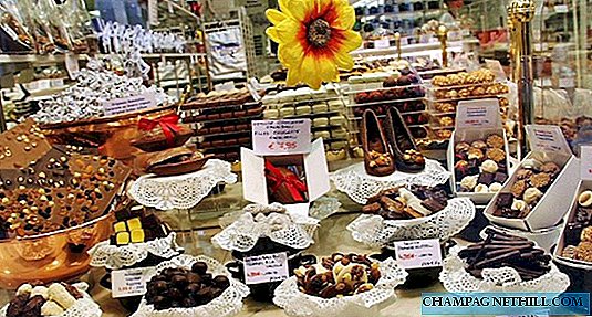 Brügge - Gehen Sie durch attraktive Schaufenster von Schokoladengeschäften