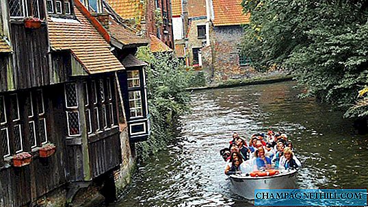 Bruges - San Bonifacio Bridge, charming corner in the canals