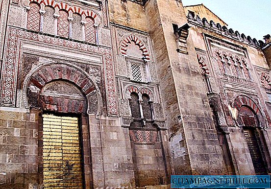 Córdoba - portões de Al Hakam II na fachada oeste da mesquita