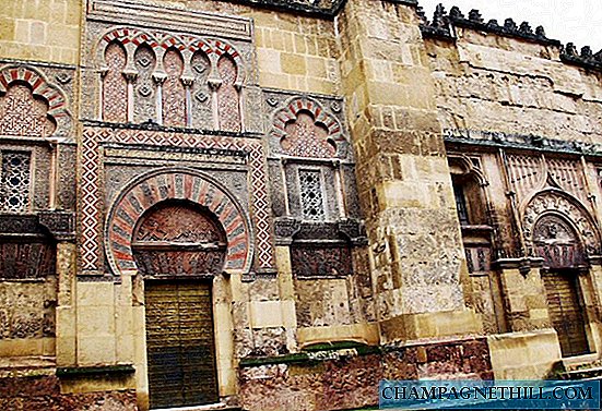 Córdoba - Procházka vnějšími dveřmi mešity