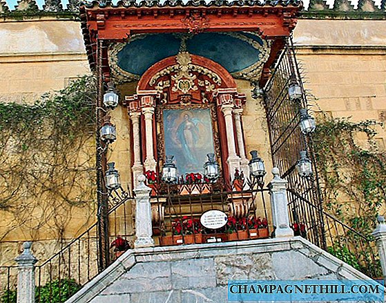 Córdoba - Virgen de los Faroles, Altarbild an der Wand des Innenhofs der Naranjos