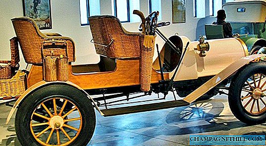 Verzameling van klassieke auto's in het Automobielmuseum van Malaga