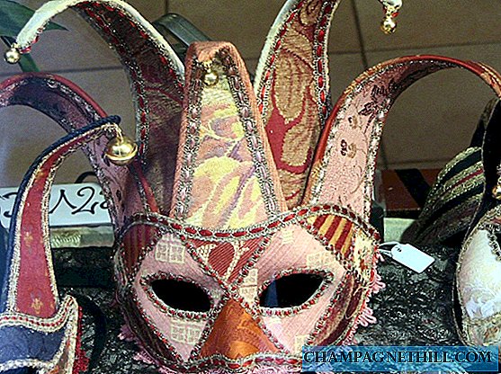 Koupit karnevalové masky v obchodech v Benátkách