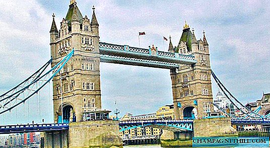 When does the Tower Bridge rise in London?