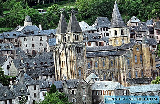 फ्रांस - यह Aveyron में Conques के रोमनस्क्यू अभय की यात्रा है