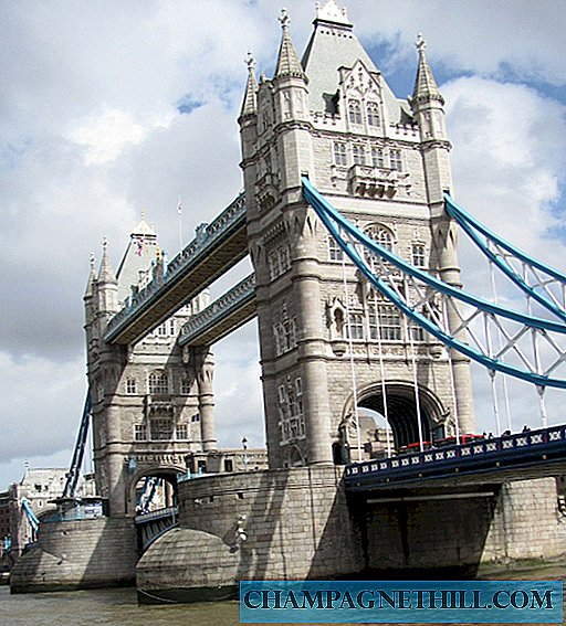 Photo Galleries of the Tower Bridge in London and panoramic views from the bridge