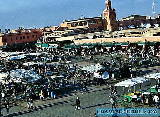 Marrakesch - Jemaa El Fna Platz, das große Zentrum der touristischen und kommerziellen Aktivität