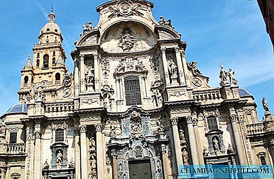 Murcia - Berjalan melalui katedral yang mengagumkan dan menara locengnya