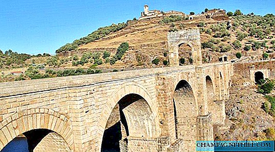 المشي من خلال الكانتارا في العصور الوسطى وجسرها الروماني في كاسيريس