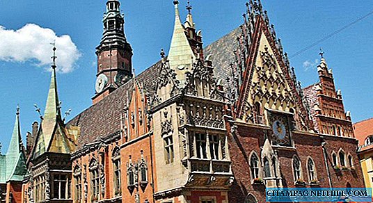 بولندا - هذا هو المبنى القوطي لقاعة المدينة التاريخية في فروتسواف