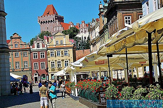 بولندا - ساحة السوق الجميلة في بوزنان مع قاعة مدينة النهضة