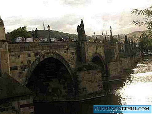 Was ist zu sehen auf der Karlsbrücke in der mittelalterlichen Stadt Prag