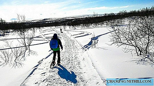 Raquetes de neve, trekking em um lago gelado de Karasjok na Noruega