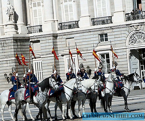 Sehen Sie die feierliche Staffel und die Wachablösung im Königspalast von Madrid