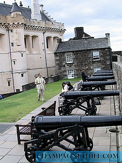 スコットランドの大きな中世の城がある歴史的な町、スターリングを訪れます