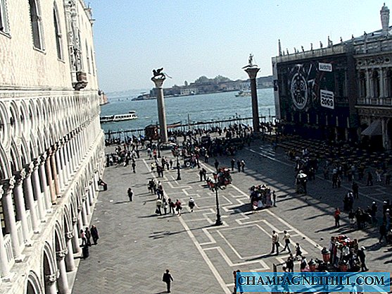Panoramablick auf den Markusplatz in Venedig