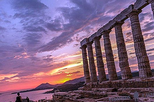 Auringonlasku Cape Sounionissa Kreikassa