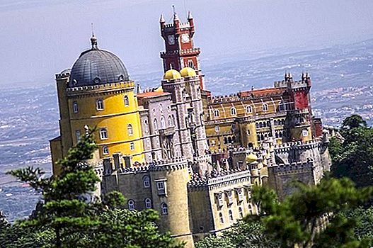 How to get from Lisbon to Sintra (train or bus)