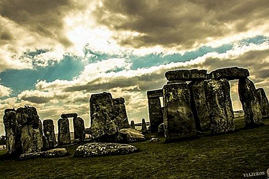 How to get from London to Stonehenge (train or bus)
