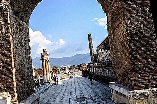 How to get from Naples to Pompeii (train or bus)