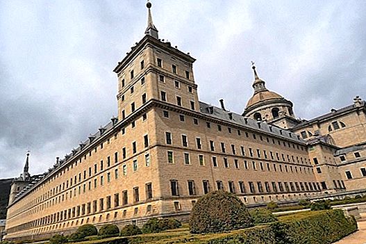How to get to El Escorial from Madrid (train or bus)