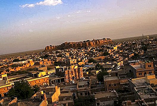 From Bikaner to Jaisalmer by car with driver