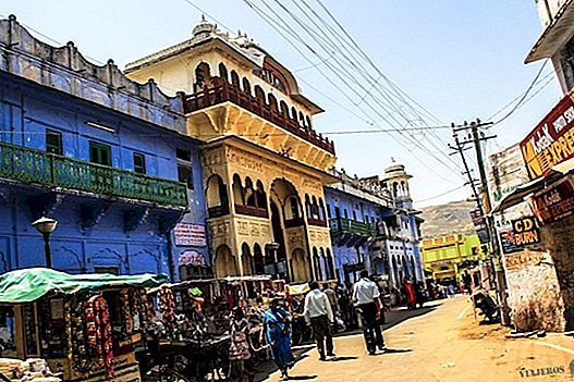Từ Udaipur đến Pushkar bằng xe hơi với tài xế