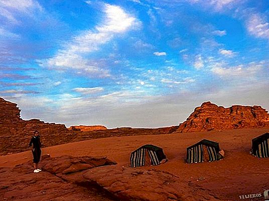 Tidur di padang pasir Wadi Rum