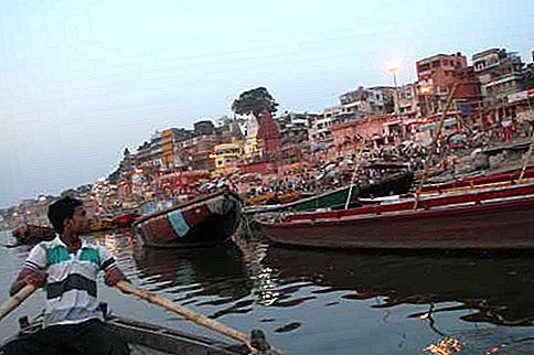Bootsfahrt auf dem Ganges in Varanasi bei Sonnenaufgang