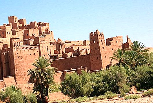 Prepare a trip to the Kasbah Route in 4 days