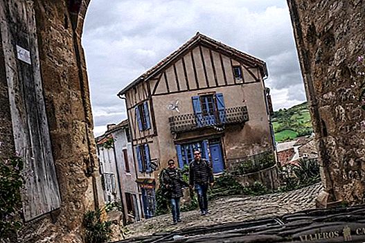 Route en voiture à travers les villages de Midi-Pyrénées