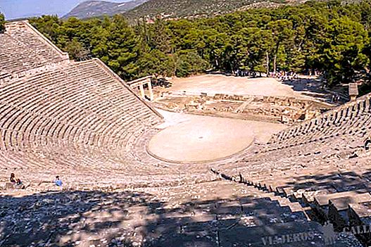 ギリシャのエピダウロス劇場をご覧ください